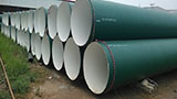 What properties should the anti-corrosion layer of the steel pipeline have