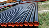 What properties should the anti-corrosion layer of steel pipes have